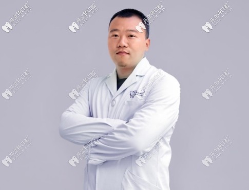 洛陽(yáng)牙大夫口腔修復(fù)醫(yī)師王龍波